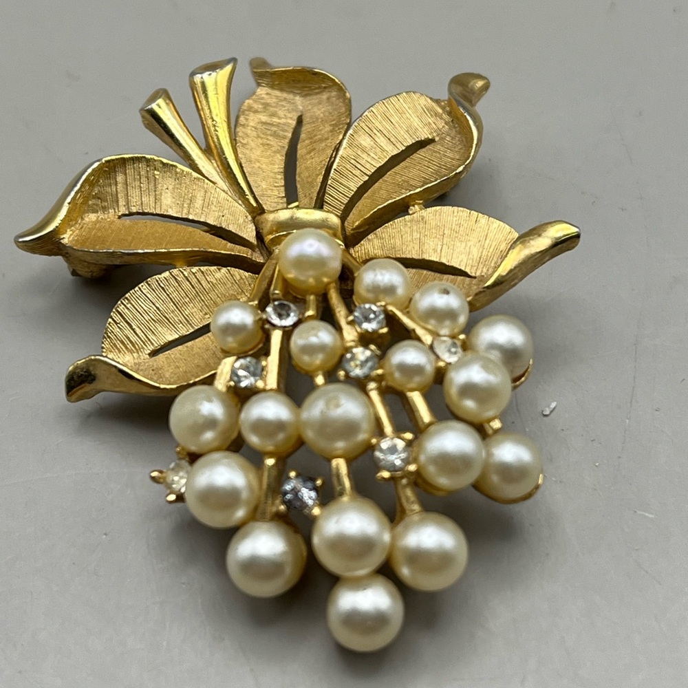 Vintage Gold Tone Pearl and Rhinestone Floral Brooch-Classic Mid Century Fashion